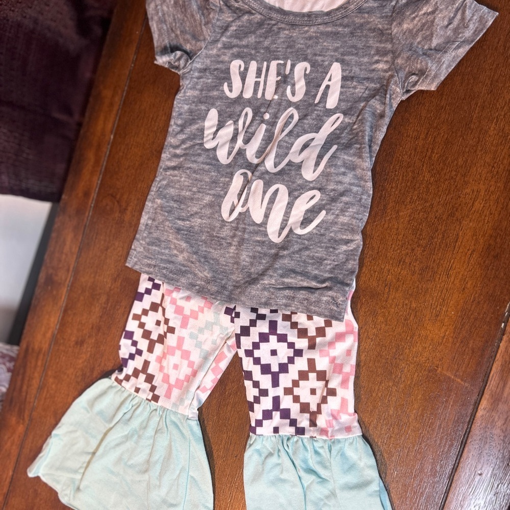Gray Graphic Tee and Patterned Pants Set​